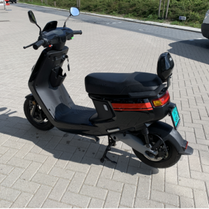 NIU MQi+ Sport Zwart met Rode bies