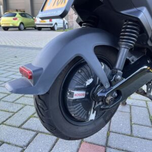 niu mqi+ matzwart en glans zwarte achterbrug