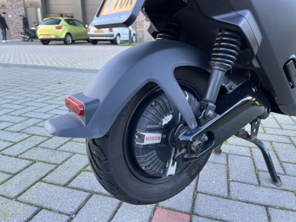 niu mqi+ matzwart en glans zwarte achterbrug