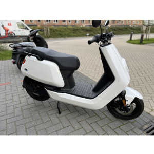 NIU NQI Wit Demo met zwarte delen