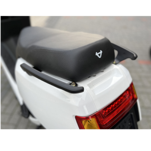 Mooie zwarte handgrepen op de NIU NQi Sport